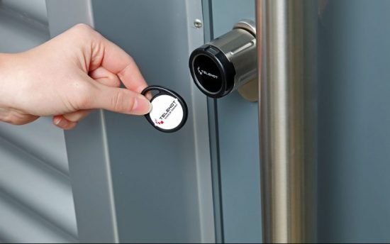 Berührungslose Türsysteme schützen Gebäude nachhaltig - Online-Magazin