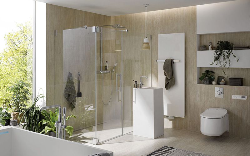 Harmonischer Dreiklang: Dusche, Armatur und Fliese